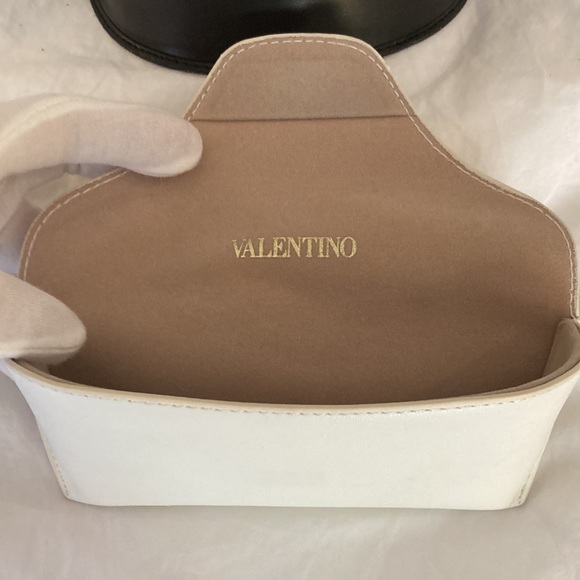 Gucci Black sunglass case & White Valentino sunglass eyeglass case. SET OF 2 - Picture 12 of 16